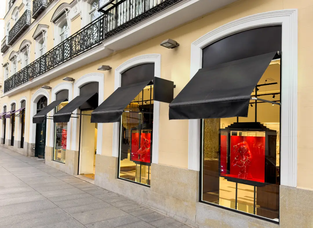 Façade vitrine de magasin en aluminium sur mesure à Saint-Xandre